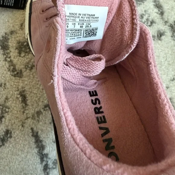 NEW IN BOX Converse Size 9 🖤 - Picture 10 of 14